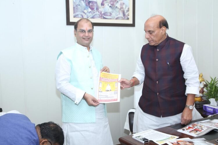 गणिनीप्रमुख श्री ज्ञानमती माताजी के 93वें जन्मोत्सव हेतु रक्षा मंत्री राजनाथ सिंह को दिया गया निमंत्रण :विजय जैन