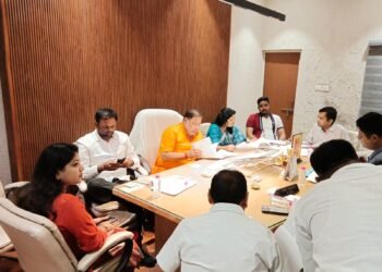रायपुर दक्षिण विधायक सुनील सोनी ने जोन-5 के विकास कार्यों की समीक्षा की, गर्मी से पहले पेयजल व्यवस्था दुरुस्त करने और वार्डों को टैंकर मुक्त बनाने के दिए निर्देश