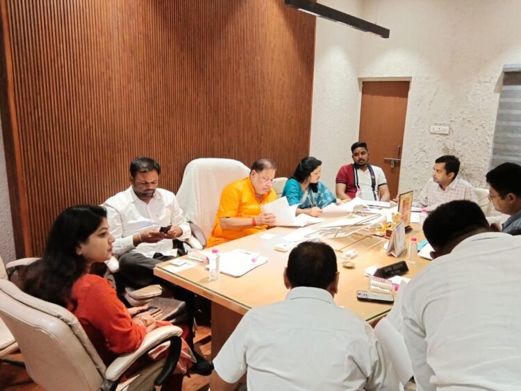 रायपुर दक्षिण विधायक सुनील सोनी ने जोन-5 के विकास कार्यों की समीक्षा की, गर्मी से पहले पेयजल व्यवस्था दुरुस्त करने और वार्डों को टैंकर मुक्त बनाने के दिए निर्देश