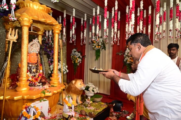 नवरात्रि पर डिप्टी CM विजय शर्मा ने मां महामाया और विंध्यवासिनी मंदिर में किए दर्शन, ज्योति कलश भवन का भी किया निरीक्षण