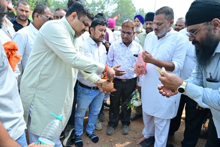 दुर्ग के ट्रांसपोर्ट नगर में 1.05 करोड़ की लागत से बनेगी सीसी रोड, मंत्री गजेन्द्र यादव ने किया भूमिपूजन