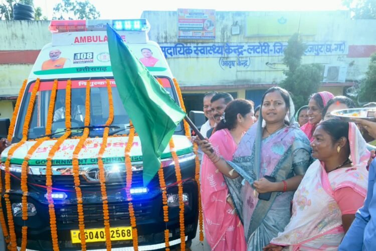 सूरजपुर के लटोरी को 12 घंटे में मिली ALS 108 एंबुलेंस की सौगात, मंत्री लक्ष्मी राजवाड़े ने दिखाई हरी झंडी