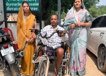 मंत्री लक्ष्मी राजवाड़े ने दिव्यांग धनेश्वर साहू को भेंट की ट्राइसाइकिल, पूरा किया अपना वादा