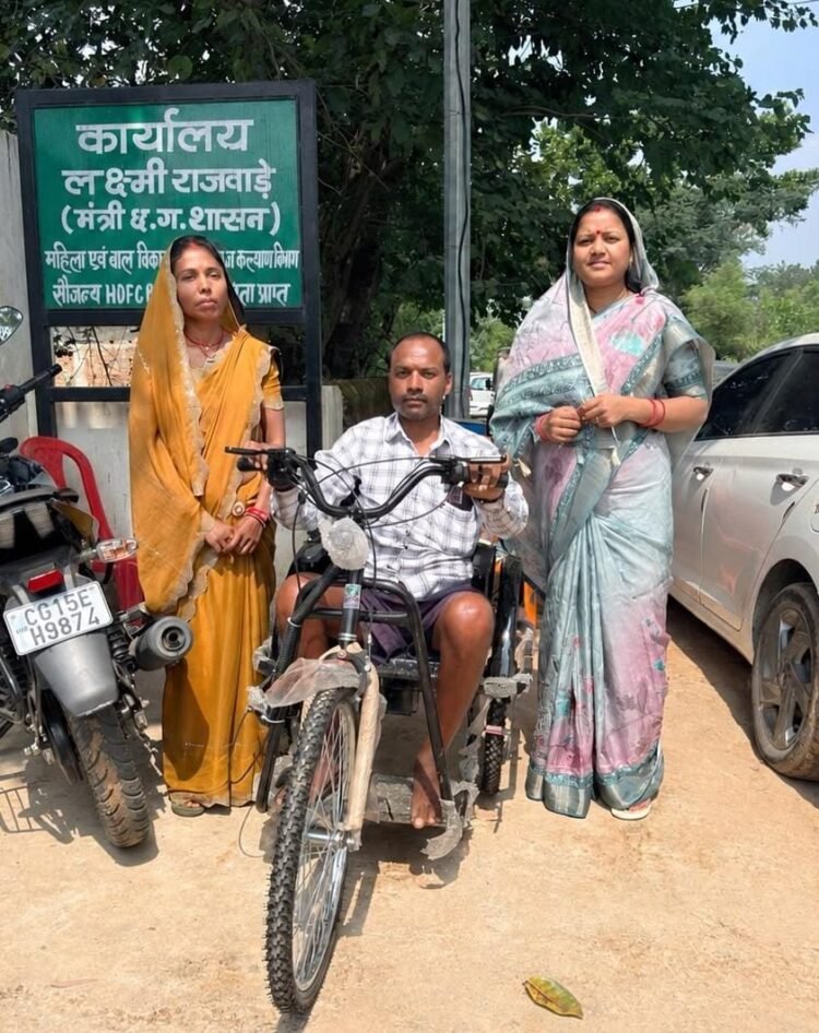 मंत्री लक्ष्मी राजवाड़े ने दिव्यांग धनेश्वर साहू को भेंट की ट्राइसाइकिल, पूरा किया अपना वादा