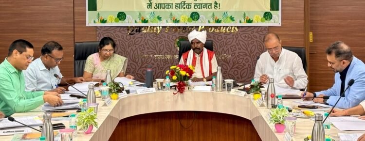 छत्तीसगढ़ में लघु वनोपज समिति प्रबंधकों और फड़मुंशियों को 2-2 लाख का सामाजिक सुरक्षा कवच, सेवानिवृत्ति पर मिलेगा 1 लाख रुपये
