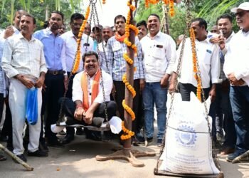 गन्ने का दाम 425 रुपये क्विंटल होने पर किसानों में खुशी, डिप्टी CM विजय शर्मा को गन्ना भेंटकर शक्कर से तौला