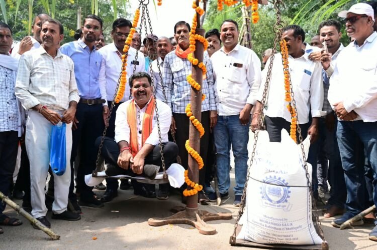 गन्ने का दाम 425 रुपये क्विंटल होने पर किसानों में खुशी, डिप्टी CM विजय शर्मा को गन्ना भेंटकर शक्कर से तौला