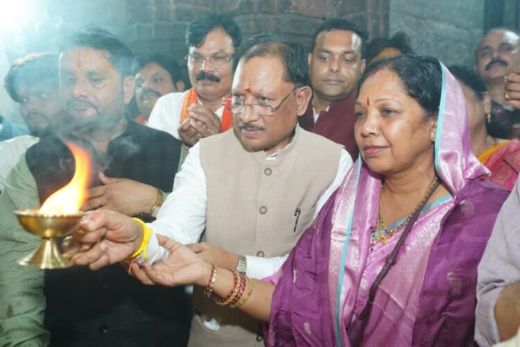 मुख्यमंत्री विष्णुदेव साय ने सपत्नीक शिवरीनारायण में किए भगवान नर-नारायण के दर्शन, प्रदेश की सुख-समृद्धि की कामना