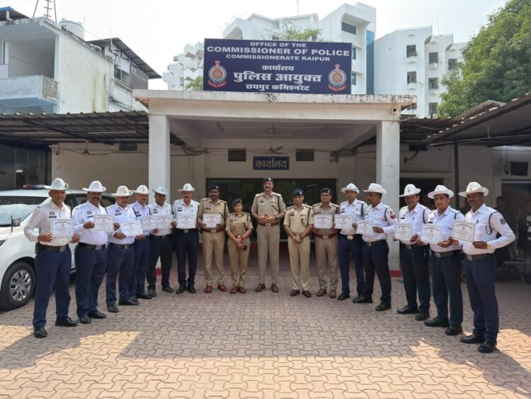 रायपुर में यातायात पुलिस के 13 अधिकारी-कर्मचारी सम्मानित, लावारिस नवजात को अस्पताल पहुंचाया और लूट-चोरी के मामलों में निभाई अहम भूमिका