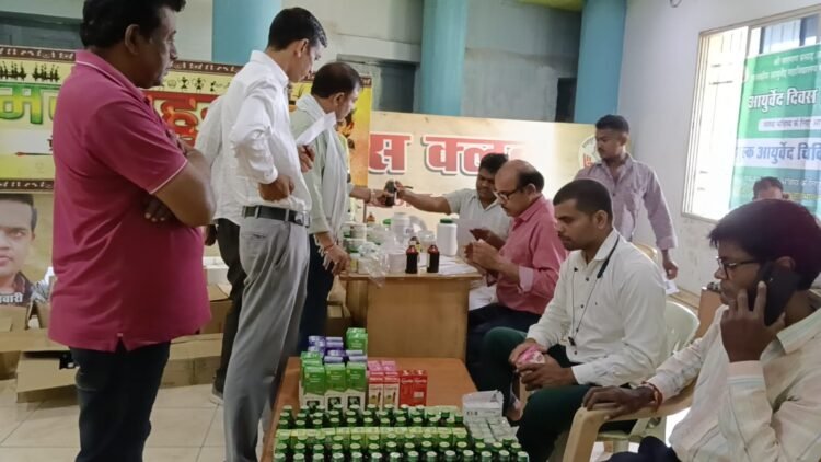 रायपुर प्रेस क्लब में निःशुल्क आयुर्वेद शिविर, 150 से अधिक लोगों की जांच, रोगानुसार दवाएं भी मुफ्त मिलीं