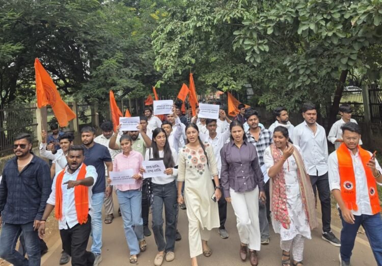 अभाविप रायपुर महानगर ने लोकतांत्रिक मूल्यों की रक्षा एवं अराजक गतिविधियों के विरोध में किया प्रदर्शन, 135 से अधिक विद्यार्थी हुए शामिल