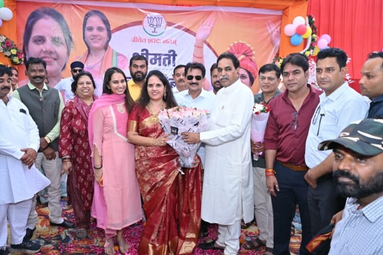 जनप्रतिनिधियों, सामाजिक कार्यकर्ताओं और निगम अधिकारियों ने महापौर मीनल चौबे को दी जन्मदिन की बधाई