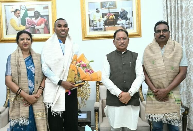 एशियन गेम्स में कांस्य पदक जीतने वाले अनिमेष कुजूर से CM साय ने की मुलाकात, कहा- छत्तीसगढ़ का बढ़ाया गौरव