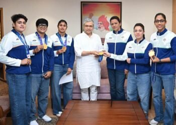 एशियन गेम्स में गोल्ड जीतने वाली भारतीय महिला कबड्डी टीम से मिले रेल मंत्री अश्विनी वैष्णव, खिलाड़ियों को दी बधाई
