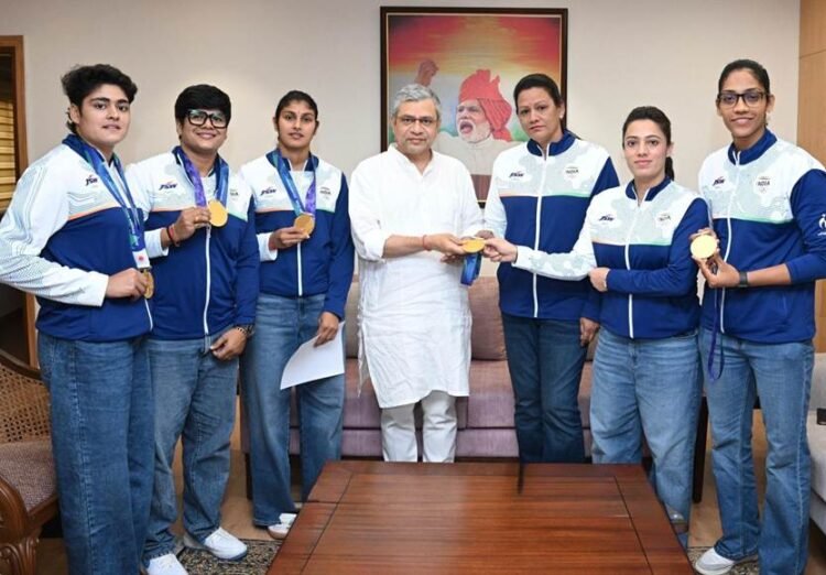 एशियन गेम्स में गोल्ड जीतने वाली भारतीय महिला कबड्डी टीम से मिले रेल मंत्री अश्विनी वैष्णव, खिलाड़ियों को दी बधाई