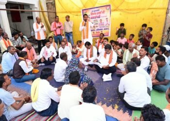 लोहझरी गांव को डिप्टी CM विजय शर्मा की ₹20.20 लाख की सौगात, जमीन पर बैठकर सुनीं ग्रामीणों की समस्याएं