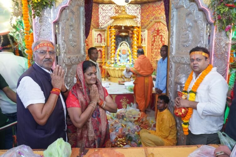 महाष्टमी पर मां बम्लेश्वरी के दरबार पहुंचे सांसद बृजमोहन अग्रवाल, देश और छत्तीसगढ़ की खुशहाली के लिए की प्रार्थना