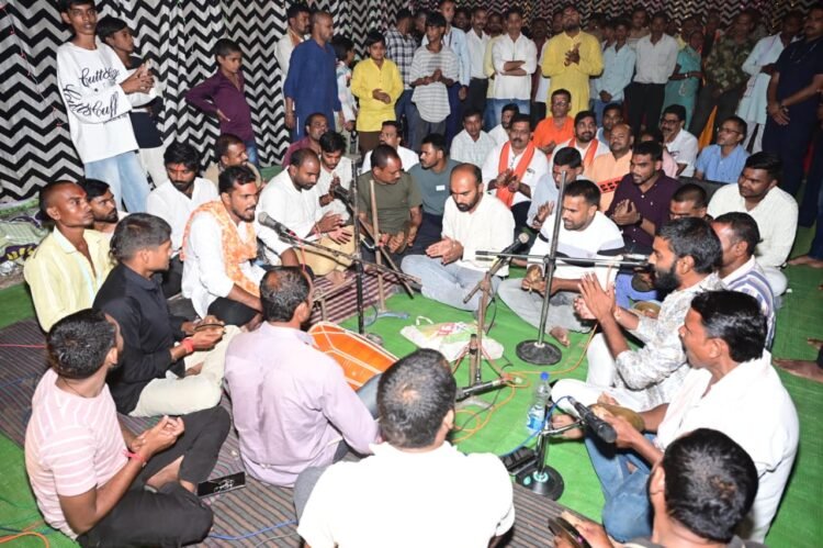 महाअष्टमी पर मां दुर्गा की भक्ति में डूबे डिप्टी सीएम विजय शर्मा, मंजीरे बजाकर गाए जसगीत