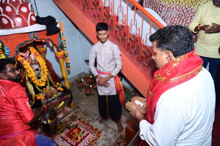 महाअष्टमी पर कवर्धा की खप्पर यात्रा में पहुंचे डिप्टी सीएम विजय शर्मा, मां काली के किए दर्शन