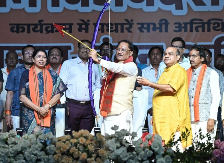 WRS मैदान में सीएम साय ने किया रावण, कुंभकर्ण और मेघनाद के पुतलों का दहन, बोले- अंत में जीत सत्य और धर्म की होती है