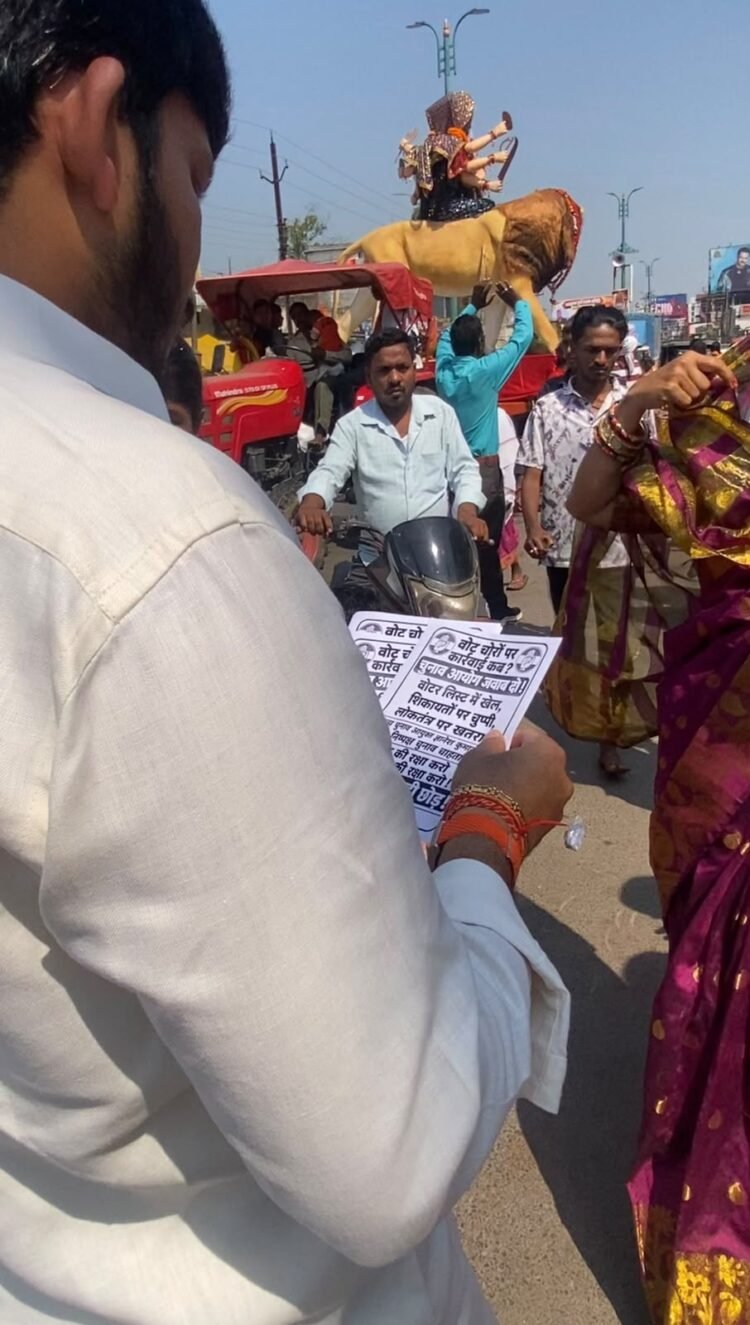 मोवा में दुर्गा विसर्जन के दौरान पर्चे बांटने पर विवाद, पार्षद देवदत्त द्विवेदी ने कांग्रेस पर साधा निशाना