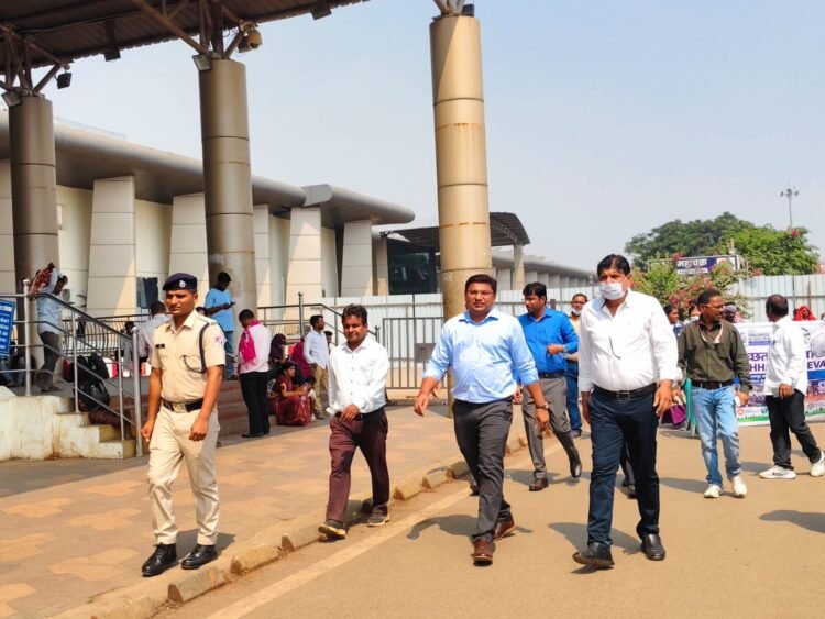 रायपुर रेल मंडल के 36 स्टेशनों पर रेल जनसंवाद, DRM ने यात्रियों की समस्याएं सुनकर दिए कार्रवाई के निर्देश