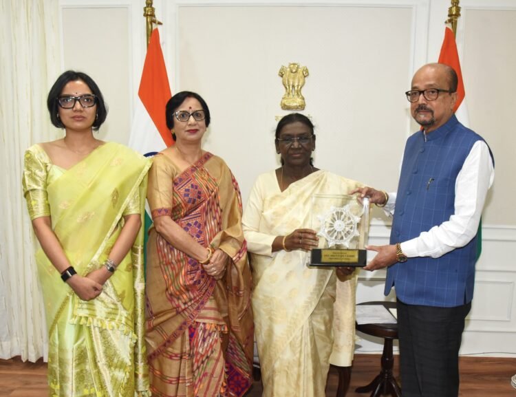 राष्ट्रपति द्रौपदी मुर्मु को राज्यपाल रमेन डेका ने भेंट की पहाड़ी मैना की प्रतिकृति, प्रथम महिला ने दी कोसा साड़ी