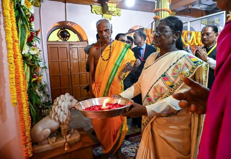 बस्तर की आराध्य देवी मां दंतेश्वरी के दरबार पहुंचीं राष्ट्रपति द्रौपदी मुर्मु, प्रदेश की सुख-समृद्धि की कामना की