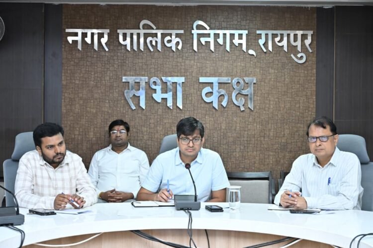 रायपुर निगम आयुक्त संबित मिश्रा की अधिकारियों को दो टूक, सफाई में सुधार और राजस्व वसूली के लक्ष्य समय पर पूरे करने के निर्देश