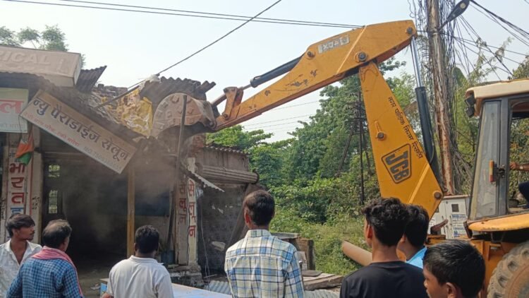 रिसाली निगम की बड़ी कार्रवाई: 15 साल से बंद आम रास्ते से हटाया अतिक्रमण, तीन दुकानें ढहाईं; जल्द बनेगी सीसी रोड