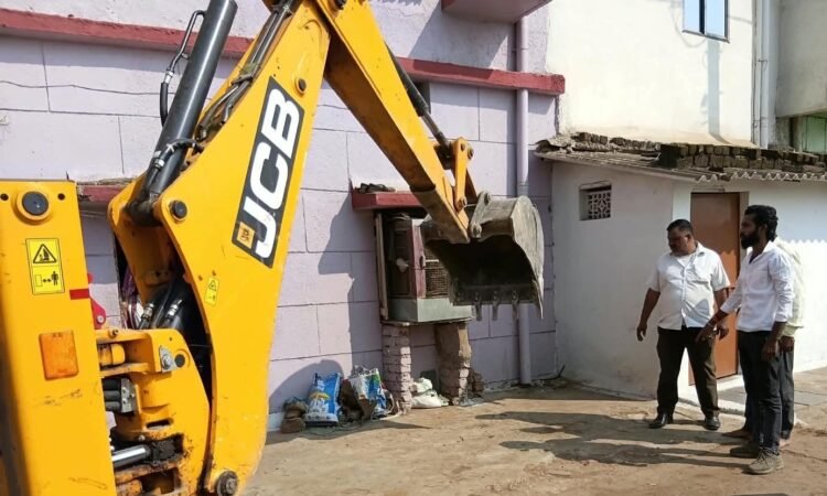 गौ रक्षा के लिए आगे आया भिलाई नगर निगम, दो दिन से नाली में फंसे बैल को जेसीबी से निकाला