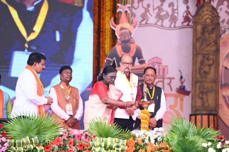 जगदलपुर में बस्तर दशहरा में शामिल हुईं राष्ट्रपति द्रौपदी मुर्मु, मुरिया दरबार को बताया लोकतांत्रिक परंपराओं का उत्कृष्ट उदाहरण