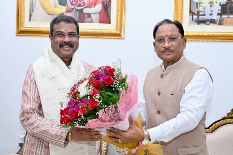 सीएम विष्णुदेव साय से पूर्व केंद्रीय मंत्री धर्मेंद्र प्रधान ने की मुलाकात, समसामयिक मुद्दों पर हुई चर्चा