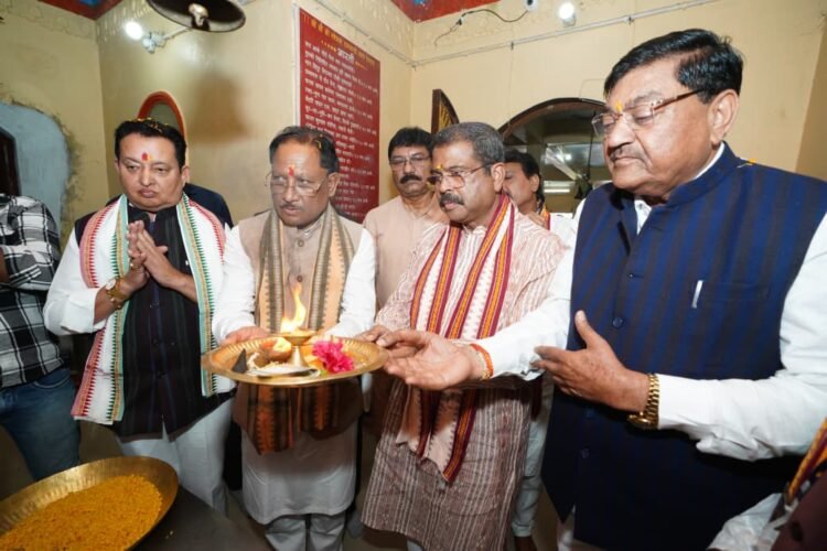 सीएम विष्णुदेव साय ने मां रामचंडी के दरबार में टेका माथा, प्रदेश की सुख-समृद्धि की कामना की
