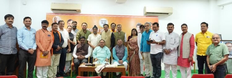 भाजपा मीडिया विभाग की बैठक में आगामी कार्यक्रमों की रणनीति पर चर्चा, कर्मवीर सिंह ने सोशल मीडिया पर सक्रियता बढ़ाने पर दिया जोर
