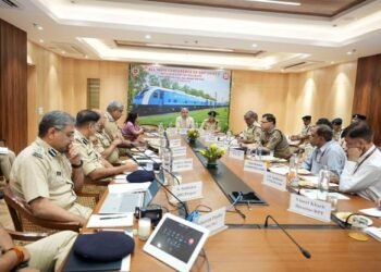 रेलवे सुरक्षा को लेकर दिल्ली में मंथन, आरपीएफ-जीआरपी के बीच समन्वय मजबूत करने और रेलमदद से शिकायतों की निगरानी पर जोर
