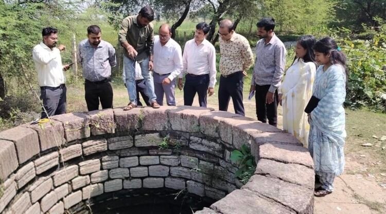 बेमेतरा में ग्रामीण रोजगार और विकास कार्यों का आयुक्त तारन प्रकाश सिन्हा ने किया निरीक्षण, समय पर मजदूरी भुगतान के निर्देश