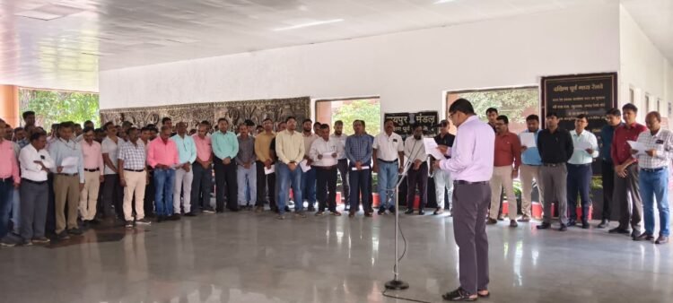 रायपुर रेल मंडल में सतर्कता जागरूकता सप्ताह शुरू, DRM दयानंद ने अधिकारियों-कर्मचारियों को दिलाई सत्यनिष्ठा की शपथ