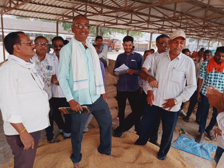 नवापारा मंडी में श्रीराम धान नया 4652 रूपये में बिका इसी प्रकार आरबीगोल्ड और शांभा मासूरी 4000 रूपये ऊपर बिका