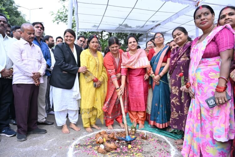 अनुपम गार्डन के पास 34 लाख रुपये के विकास कार्यों का भूमिपूजन, विधायक राजेश मूणत और महापौर मीनल चौबे रहे मौजूद