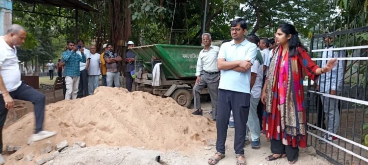 अमलीडीह के गार्डन और तालाब का होगा कायाकल्प, निगम कमिश्नर संबित मिश्रा ने दिए सफाई और मरम्मत के निर्देश