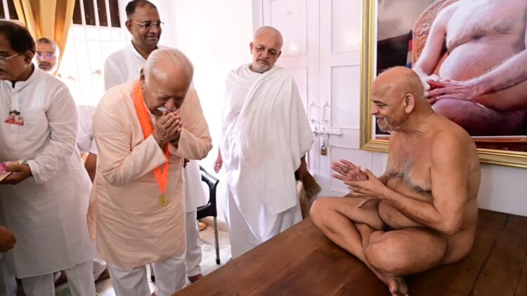 संघ प्रमुख मोहन भागवत ने किए आचार्य समय सागर महाराज के दर्शन,राष्ट्र हित सामाजिक सरोकार विषयों पर चर्चा