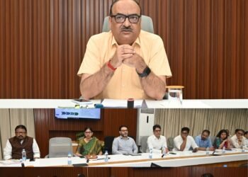 मुख्य सचिव विकासशील ने दिए निर्देश, 15 नवंबर तक पूरी करें गिरदावरी; सीएम हेल्पलाइन की शिकायतों का प्राथमिकता से हो निराकरण