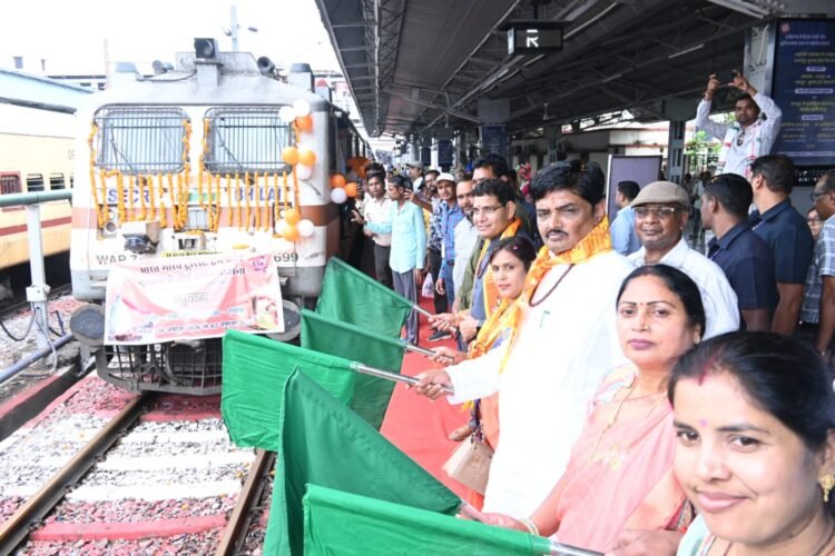 मुख्यमंत्री तीर्थ दर्शन योजना के तहत 380 श्रद्धालु बाबा बैजनाथ धाम रवाना, मंत्री टंकराम वर्मा ने दिखाई हरी झंडी