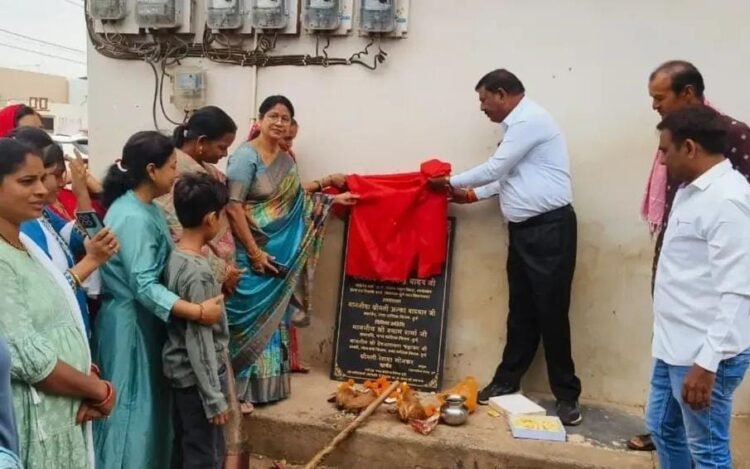 पटरी पार वार्ड 58 एवं 16 में 39.30 लाख के सड़क निर्माण कार्यों का महापौर अलका बाघमार ने किया भूमिपूजन