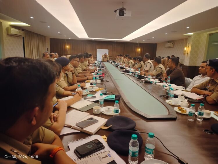 रायपुर रेंज में अपराध समीक्षा बैठक, IG अमरेश मिश्रा ने त्योहारों में सुरक्षा और प्रभावी पुलिसिंग के दिए निर्देश