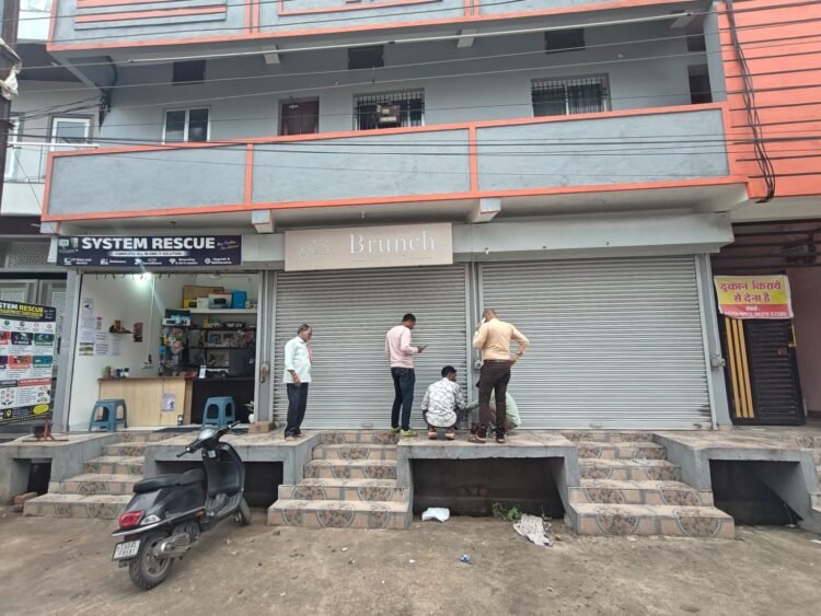 रायपुर में आवासीय क्षेत्र में चल रही अनाधिकृत दुकान पर निगम की कार्रवाई, नोटिस के बाद दुकान सीलबंद