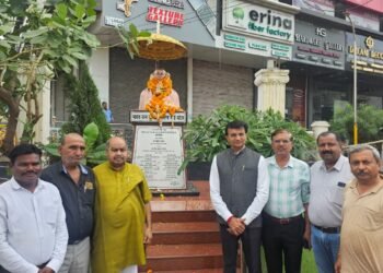रायपुर के देवेंद्र नगर लाल चौक पर सरदार पटेल की जयंती मनाई गई, विधायक पुरंदर मिश्रा सहित गणमान्यजनों ने अर्पित की पुष्पांजलि