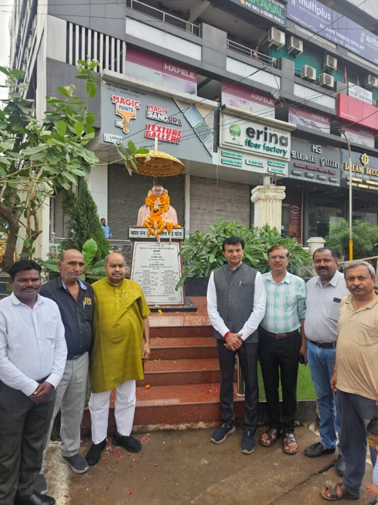 रायपुर के देवेंद्र नगर लाल चौक पर सरदार पटेल की जयंती मनाई गई, विधायक पुरंदर मिश्रा सहित गणमान्यजनों ने अर्पित की पुष्पांजलि