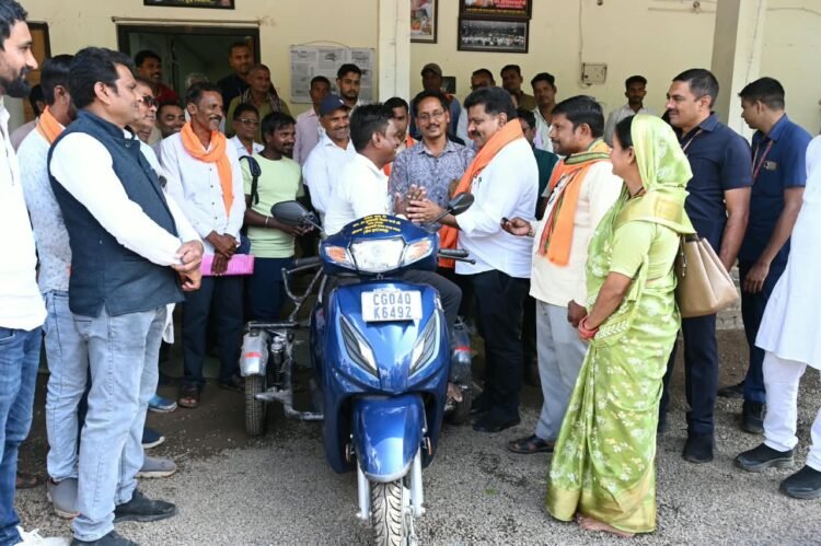 डिप्टी सीएम विजय शर्मा ने दिव्यांग आवास मित्र धनीराम यादव को भेंट की स्कूटी, आवागमन और कार्यों में मिलेगी सुविधा